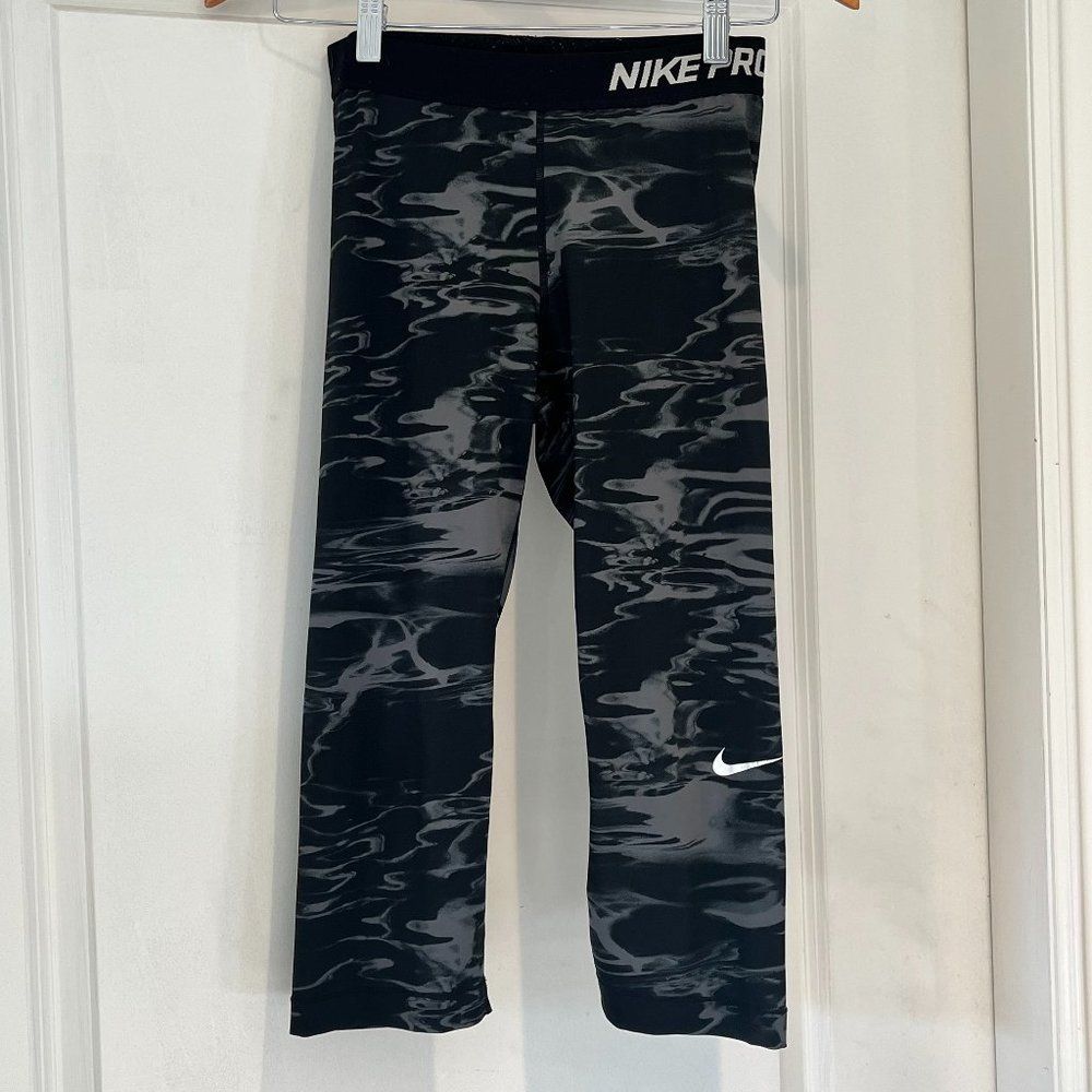 Nike Pro cropped leggings, black and gray pattern, Size Medium